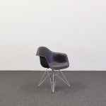 Stol Eames Fiberglass Armchair DAR | VITRA