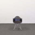 Stol Eames Fiberglass Armchair DAR | VITRA