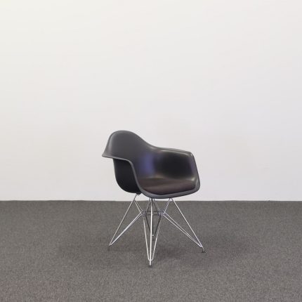 Stol Eames Fiberglass Armchair DAR | VITRA